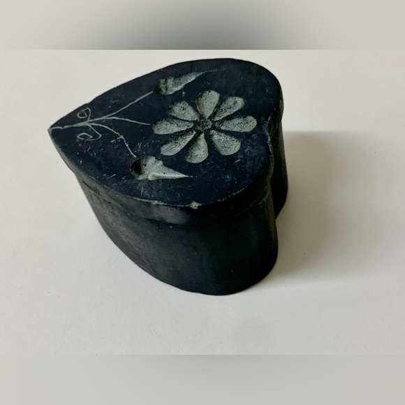 Vtg Hand Carved Soapstone Engraved Heart Shaped Lidded Relief Trinket Box - Picture 12 of 16